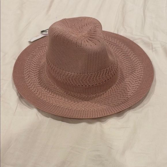Accessories - Elegant Pink Knit Women's Hat